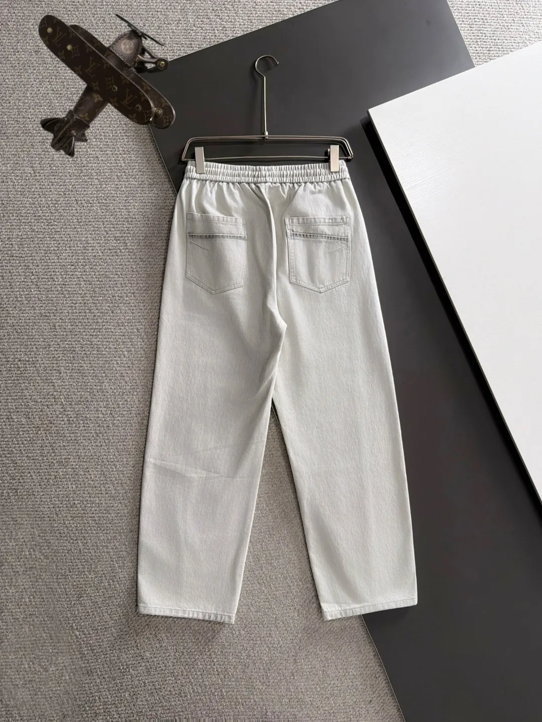 Balenciaga Fall/Winter 2026 New Arrival elastic casual pants are shipped the next day. The custom-made fabric at the counter has a high degree of comfort, impeccable details, and the design concept of the brand elements reflects high quality. The hand feels delicate and soft! Casual cuts and awesome upper body! Sizes: S-3XL